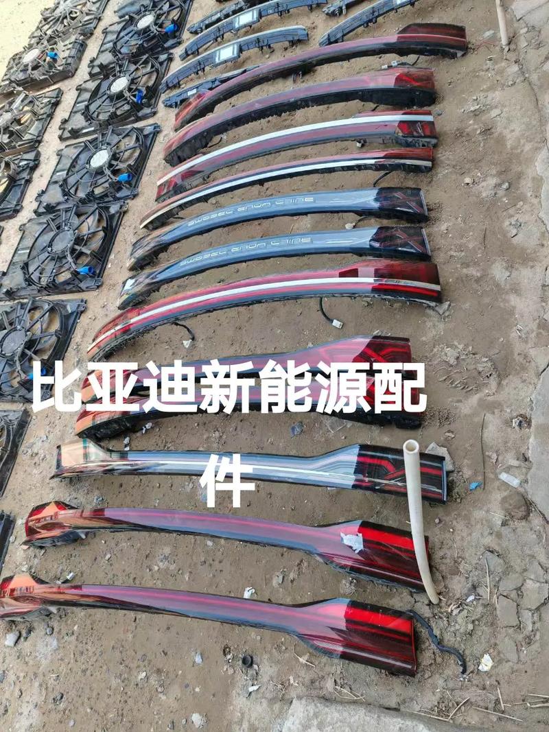 比亚迪新能源贯穿灯 汽车配件里的科技与美学之光